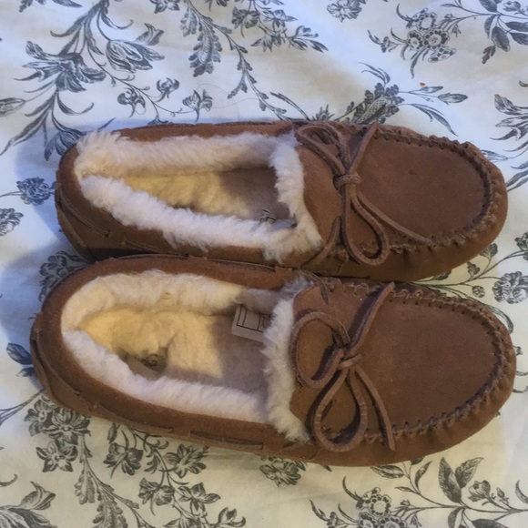 UGG KIDS DAKOTA MOCCASINS - Picture 3 of 6